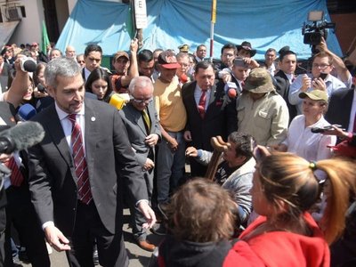 Escrachan a Mario Abdo durante entrega de títulos en el Indert