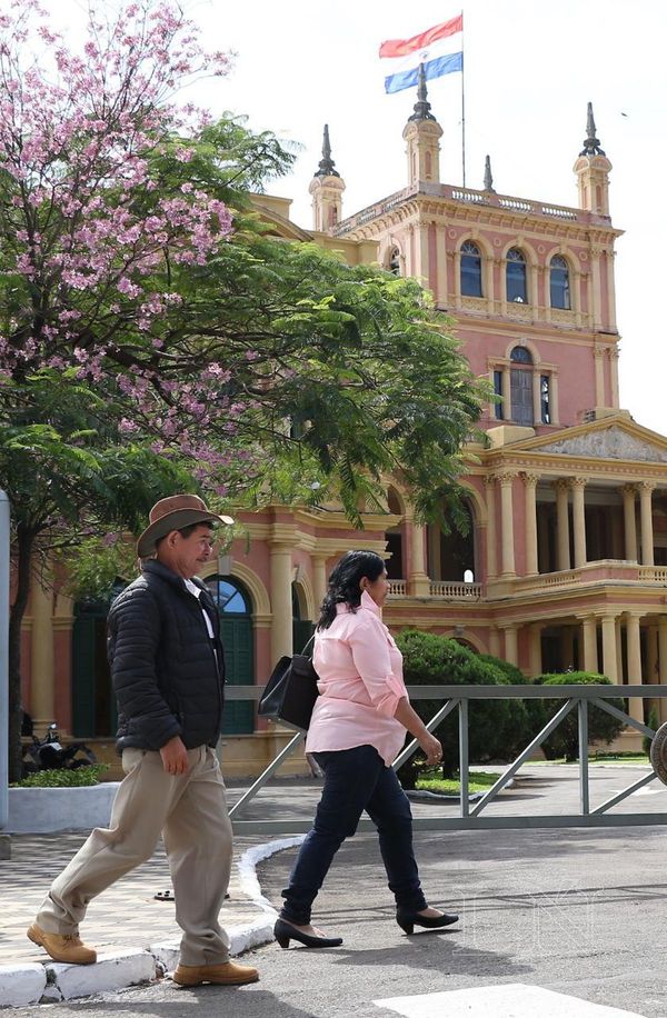 Padres de Edelio piden información sobre su hijo en Palacio de Gobierno