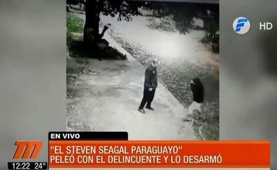 Hombre pelea y desarma a delincuente con sus manos