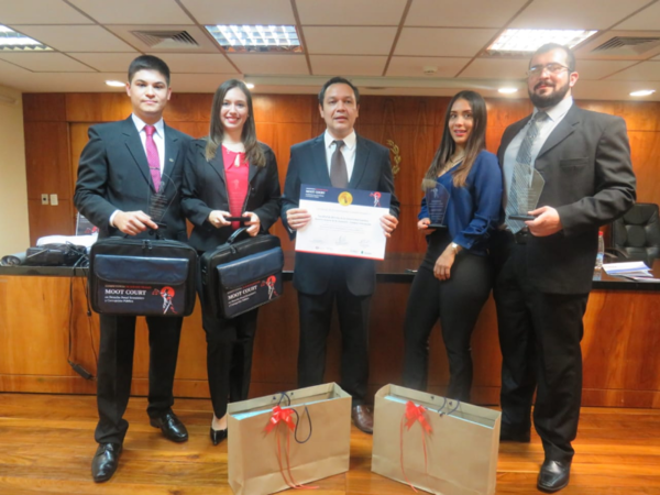 Con la entrega de premios finaliza exitosa competencia Moot Court