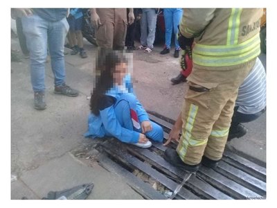 Quedó atrapada en los hierros de un sumidero