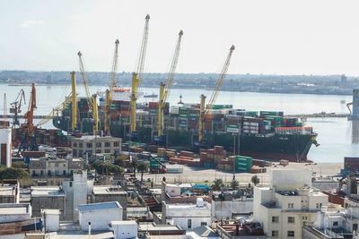 Exportaciones uruguayas crecen pero se derrumban hacia Argentina en agosto