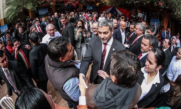 Escrachan a Abdo Benítez durante acto oficial