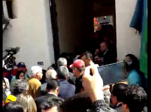 HOY / Video | Tensa llegada de Abdo a local de Indert: problemas de economía gana las calles