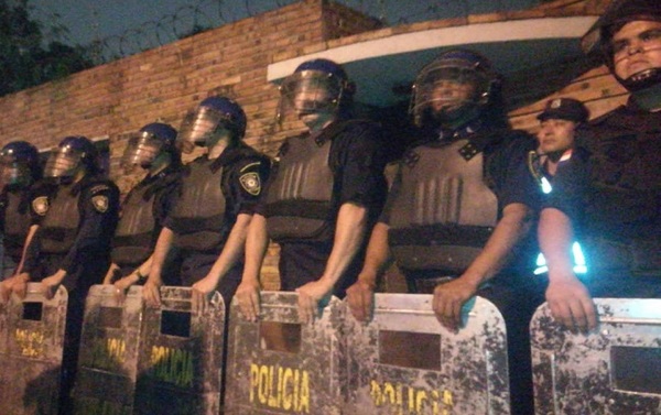 Policía refuerza custodia en casa de los Zacarías por escraches