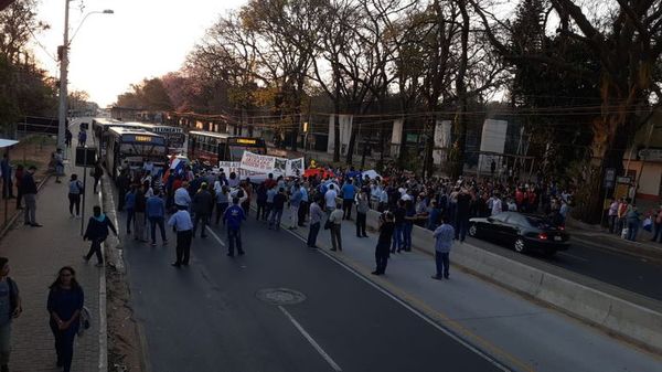 Docentes de UNA bloquean ruta para exigir equiparación salarial - Nacionales - ABC Color
