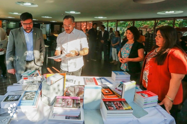 Donan más de cien libros a la Biblioteca Nacional - ADN Paraguayo