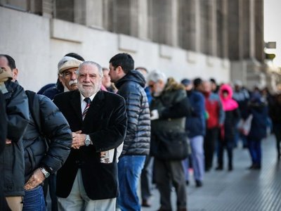Las acciones  argentinas se hunden, mientras el dólar permanece  estable