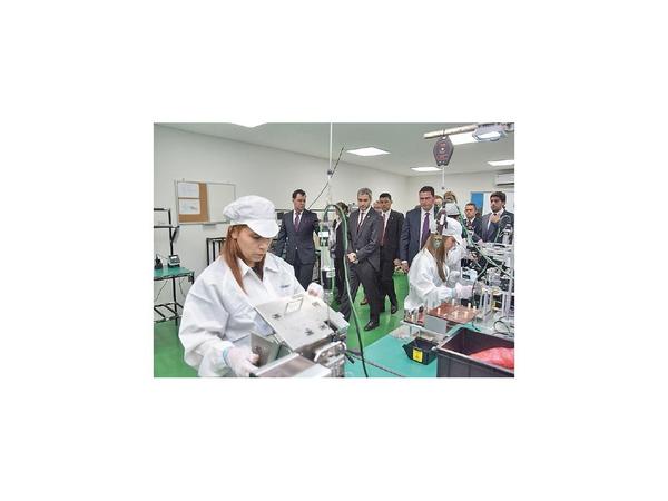 Marito y colaboradores realizan visitas a industrias nacionales para dar respaldo
