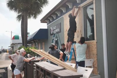 Hombre muere tras una caída mientras preparaba su casa para Dorian - Mundo - ABC Color