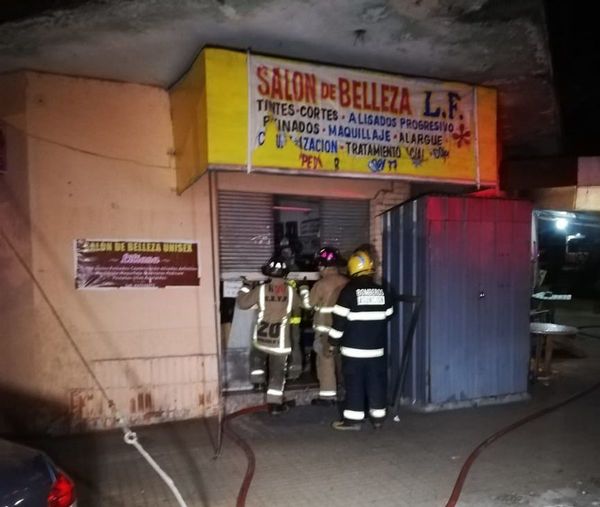 Bomberos controlan incendio en local del Mercado 4