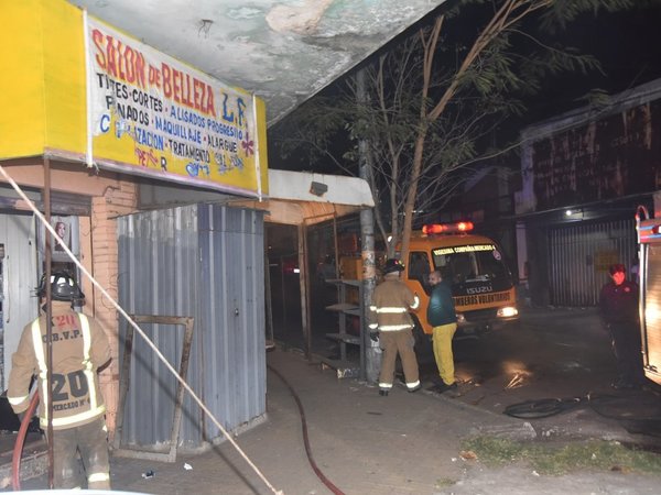 Una vela ocasiona principio de incendio en el Mercado 4