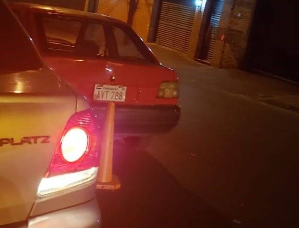 HOY / Se adueñó de la calle con un cono y cerró el paso a un auto que ocupó “su” lugar