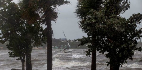 Dorian descarga viento y lluvia sobre el litoral de Florida - .::RADIO NACIONAL::.