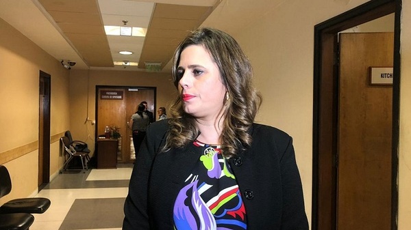 Cumbre de Poderes fue reunión de "amiwis", afirma diputada