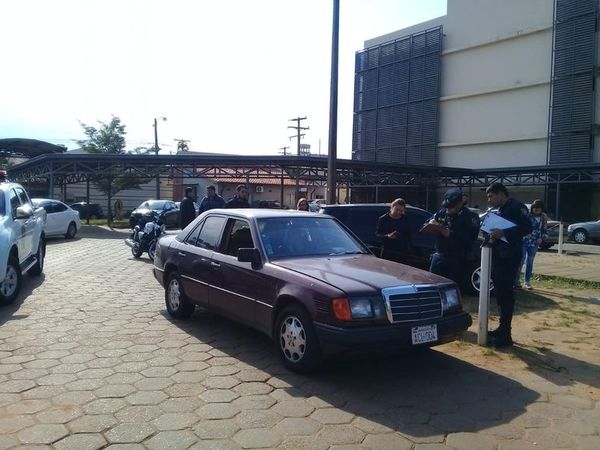 Mujer deja a su hija encerrada en un auto  - Nacionales - ABC Color