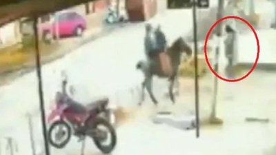 ROBAN UN CELULAR AL ESTILO “VIEJO OESTE”