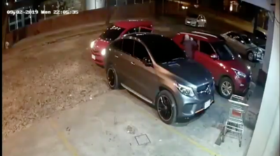 HOY / VIDEO | Rápidos y efectivos: tortoleros rapiñan auto en estacionamiento de minimarket