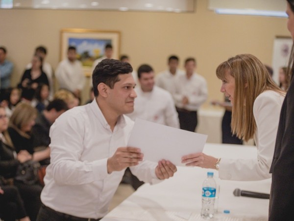 Cerca de 200 personas reciben certificaciones en mandos medios