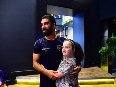 Denuncian a Arda Turan por el derrumbe de un edificio en Estambul