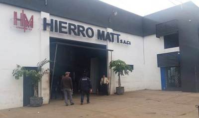Motochorros asaltan y balean a empleado frente a banco, en Luque •