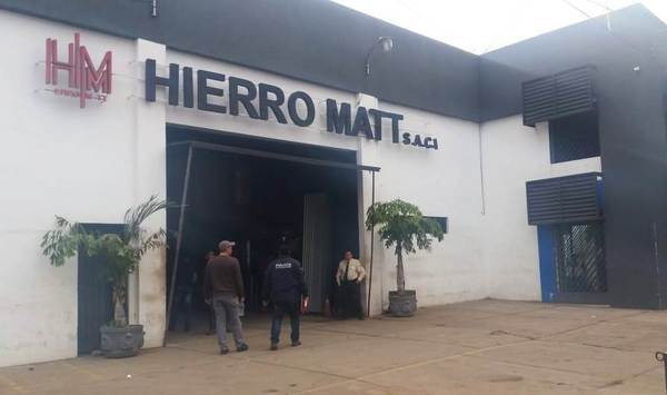 Motochorros asaltan y balean a empleado frente a banco, en Luque •