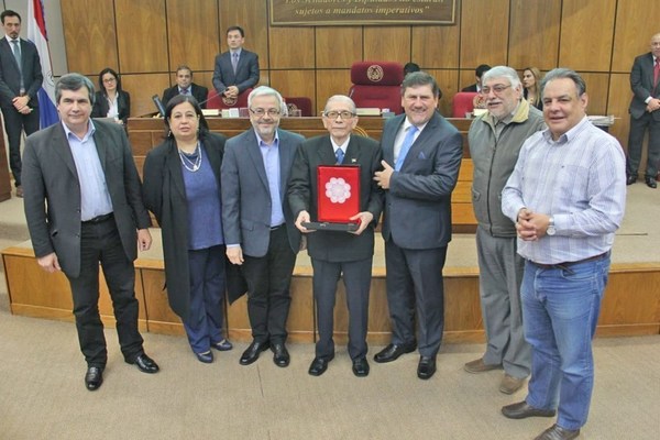 PRIMER DECANO DE LA FACULTAD DE MEDICINA UNI RECIBE RECONOCIMIENTO