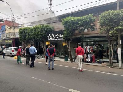 Incendio parcial de comercio sanlorenzano - Nacionales - ABC Color