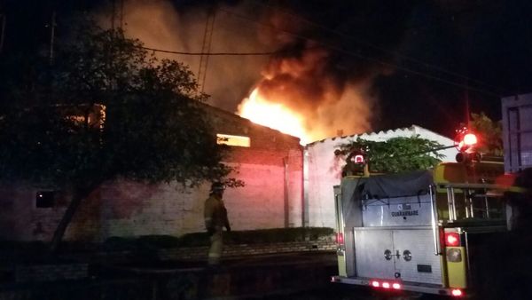 Una fábrica de Capiatá se incendió esta madrugada - Capiatá Noticias