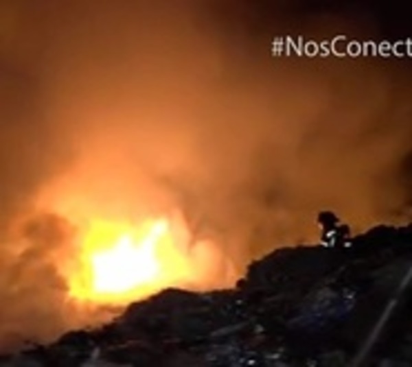 Incontrolable incendio en fábrica de plásticos en Capiatá - Paraguay.com