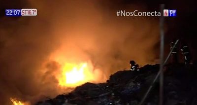 Incontrolable incendio en fábrica de plásticos | Noticias Paraguay