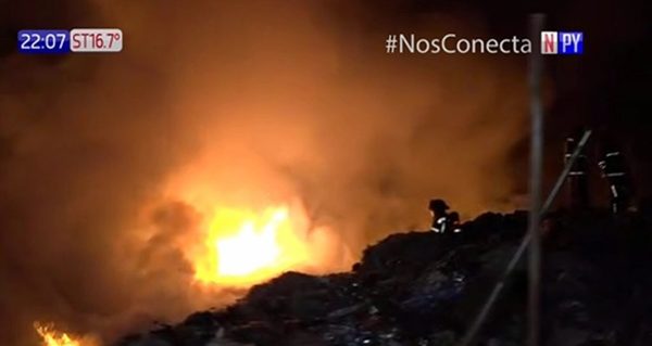 Incontrolable incendio en fábrica de plásticos | Noticias Paraguay