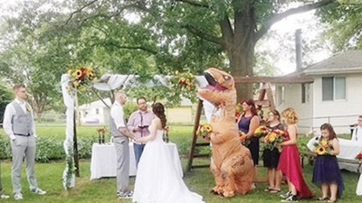 De dinosaurio en plena boda