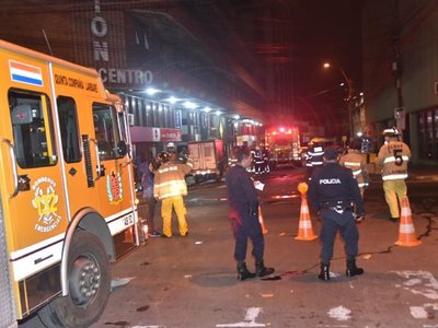 Bomberos controlan incendio en edificio céntrico de Asunción