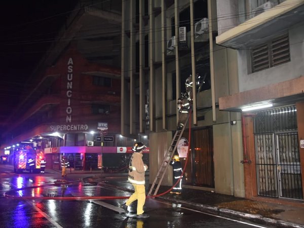 Incendio afectó tres pisos de un edificio del microcentro de Asunción