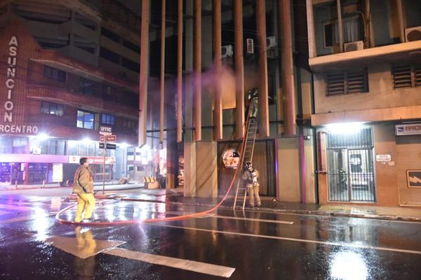 Oficinas de una empresa se incendiaron en el microcentro - Nacionales - ABC Color