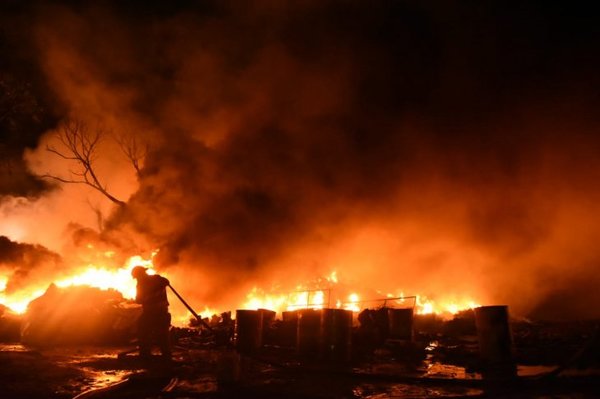 Bomberos mitigan incendio en planta recicladora de Capiatá