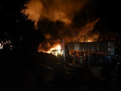 Tras 14 horas, bomberos continúan trabajando para sofocar incendio en Capiatá