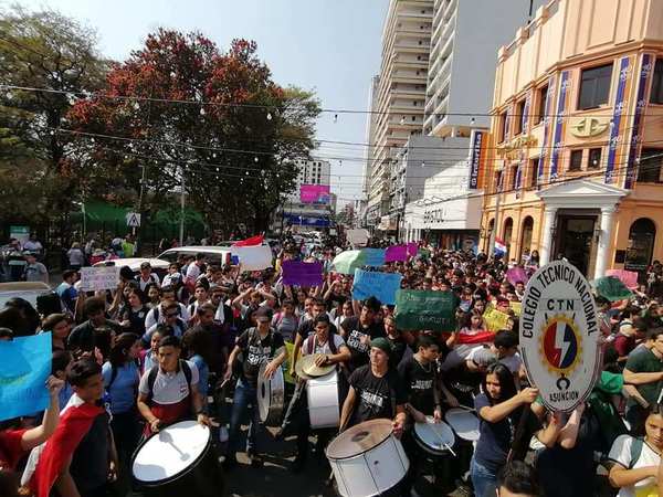 Secundarios cerrarán avenidas y rutas, en reclamo al aumento del presupuesto para educación - ADN Paraguayo