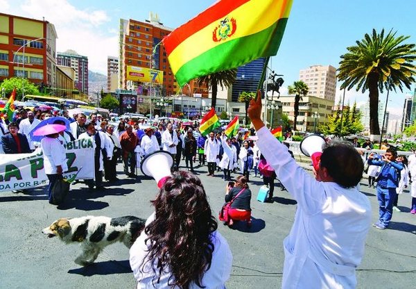 Los médicos y el Gobierno boliviano abren posibilidad de diálogo tras 17 días de huelga | .::Agencia IP::.