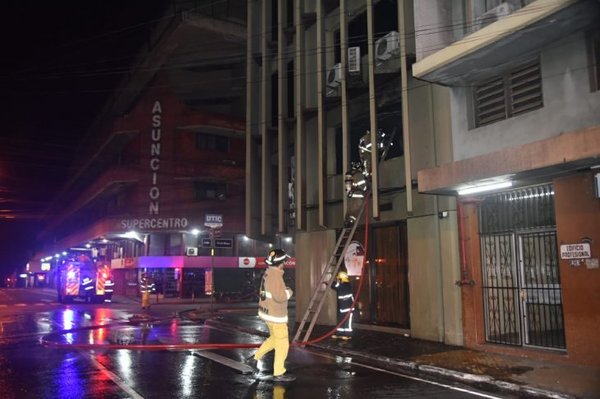 Incendio afectó tres pisos de un edificio del microcentro de Asunción