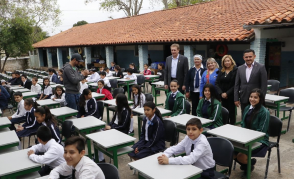 HOY / Petta celebra que niña podrá ser "You Tuber" tras donación de pupitre