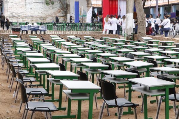 Moneditas para la educación pública: Petta entrega pupitres a escuela y dice que con eso niños cumplirán sus sueños - ADN Paraguayo