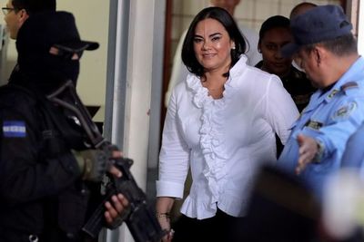 Condena de 58 años de cárcel a ex primera dama marca hecho sin precedentes en Justicia hondureña - Mundo - ABC Color