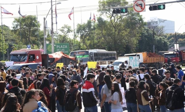 HOY / Estudiantes cierran la Avda. Mariscal López: "Ya agotamos las instancias"