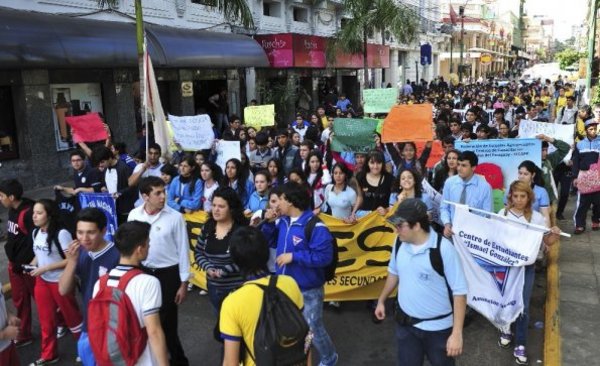 Con movilizaciones Fenaes exige aumento presupuestario para educación » Ñanduti