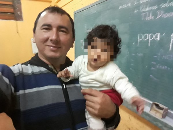 Dictó clases con la hija de su alumna en brazos
