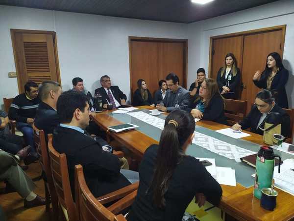 Docentes y alumnos de la UNE van a paro indefinido por nivelación salarial - ADN Paraguayo