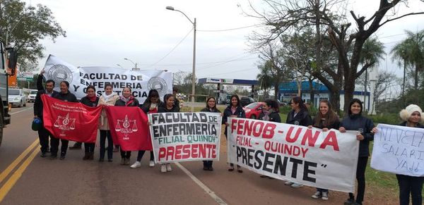 Estudiantes y docentes de la UNA cierran ruta en Quiindy para exigir equiparación salarial - Nacionales - ABC Color