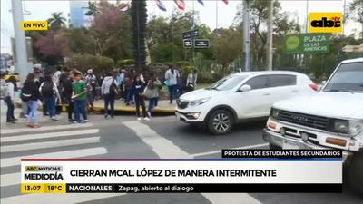 Estudiantes cierran calles en reclamo de mayor presupuesto para Educación  - Nacionales - ABC Color
